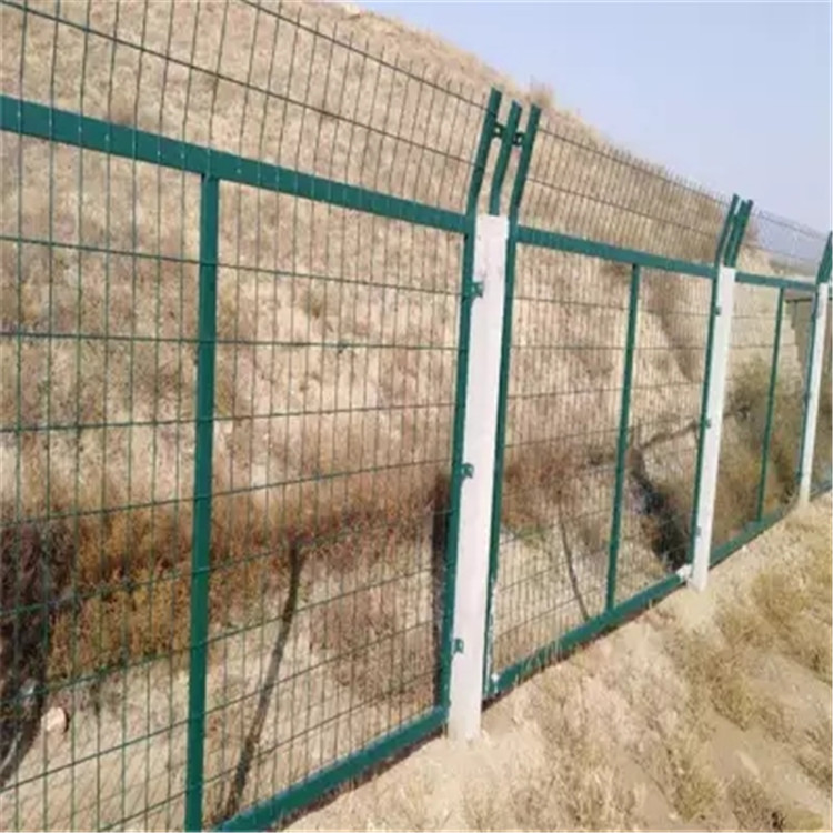 鐵路防護(hù)柵欄案例展示圖片3 鐵路防護(hù)柵欄案例展示圖片3