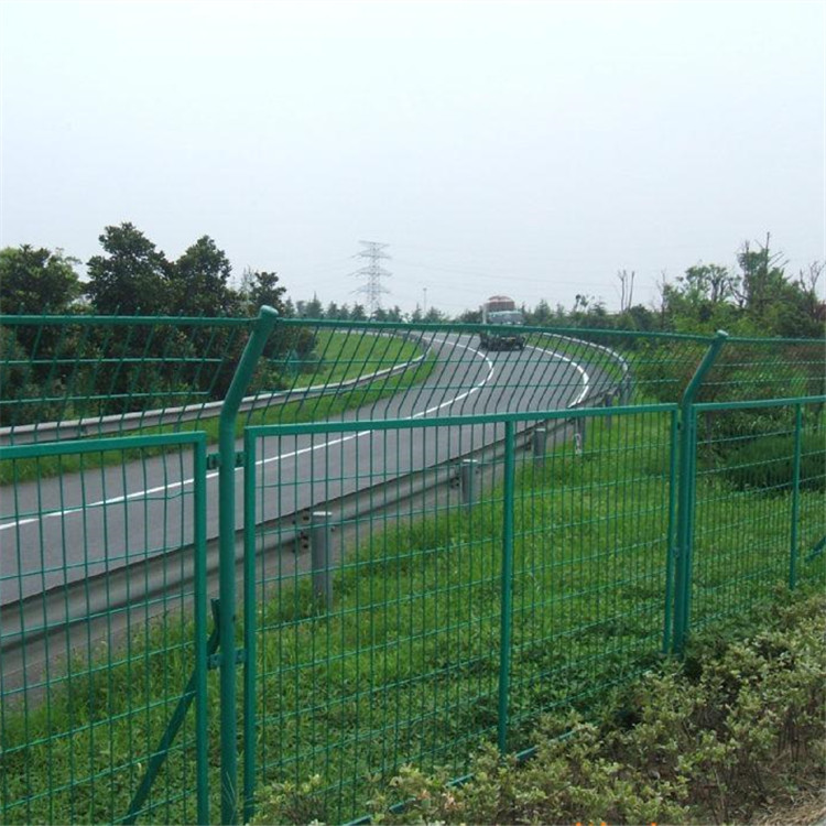 公路護(hù)欄網(wǎng)案例展示圖片3 公路護(hù)欄網(wǎng)案例展示圖片3